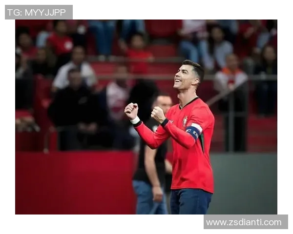 球迷疯狂冲入赛场竟抢走C罗球衣引发热议与争议